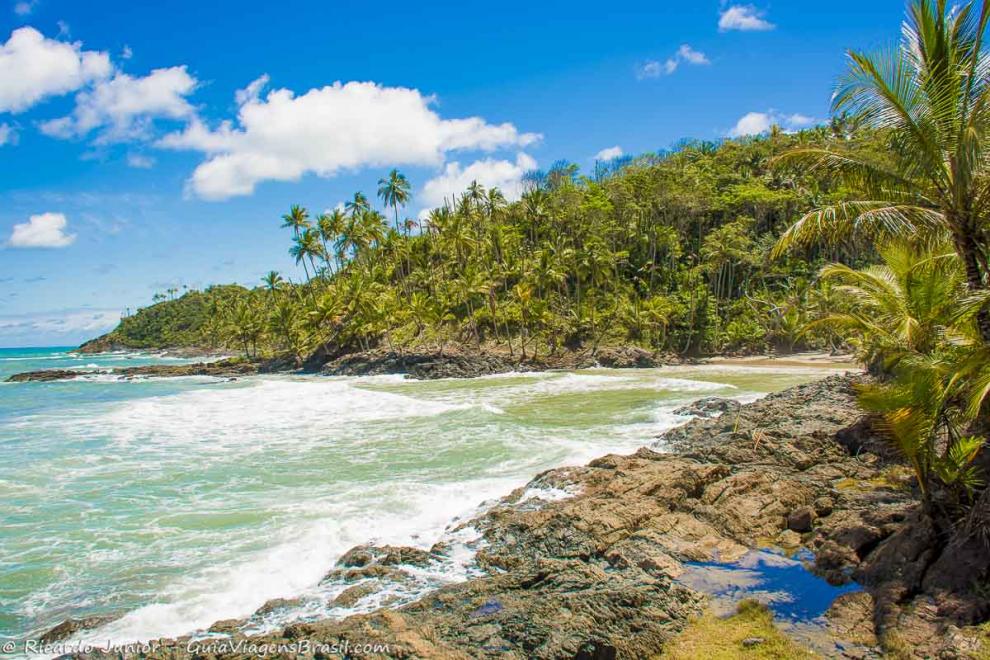 Imagem da vista da pequena Praia do Havaizinho.